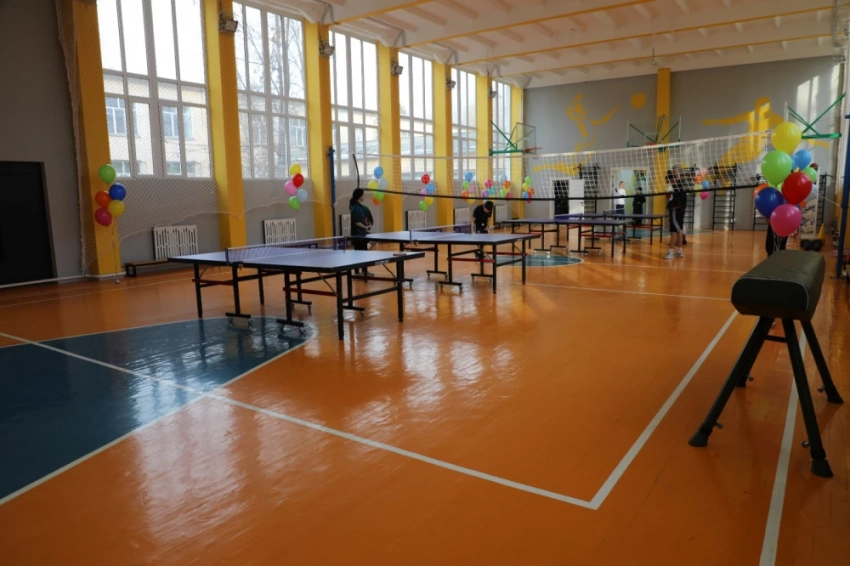 От имени сотрудников ГКНБ интернату в Бишкеке вручили новогодние подарки и миллион сомов