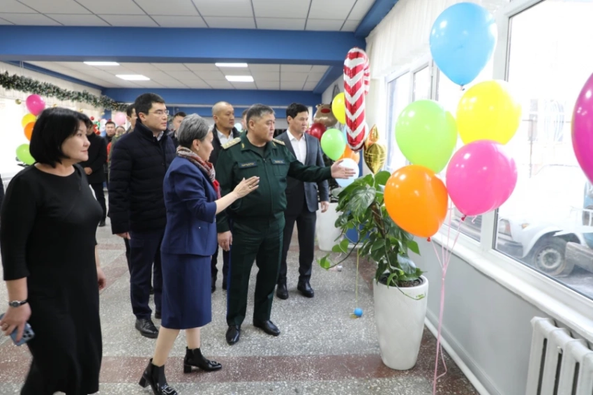 Камчыбек Ташиев посетил специализированную школу-интернат, подарил подарки и 1 миллион сомов