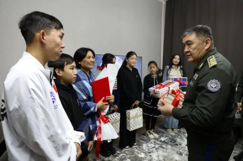 Камчыбек Ташиев подарил в Караколе квартиру матери-одиночке шестерых детей