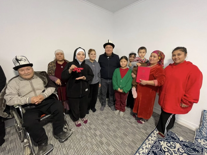 Мэр Оша подарил дом многодетной матери, работавшей уборщицей в школе