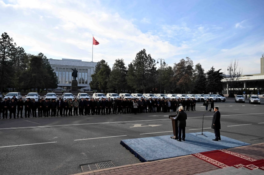 Адылбек Касымалиев передал Минсельхозу 44 служебных автомобиля