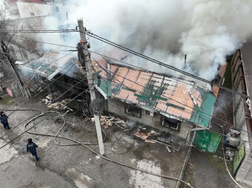 В Бишкеке в ходе пожара в жилом доме погиб человек