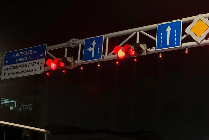 В Бишкеке установили новый светофор с лазерной подсветкой
