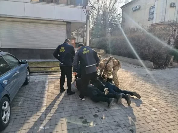 МВД КР: Задержаны подозреваемые в мошенничестве, которые представлялись сотрудниками правоохранительных органов