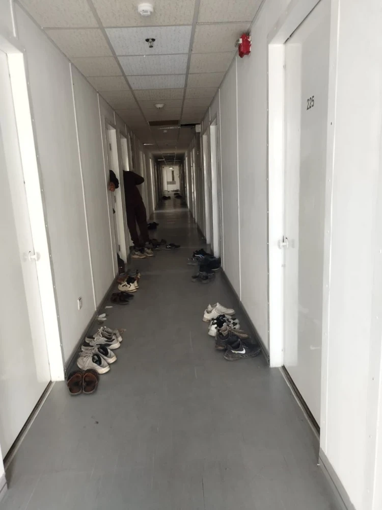 Подчиненные омбудсмена с трудом попали в центр содержания иностранцев. И вот что увидели