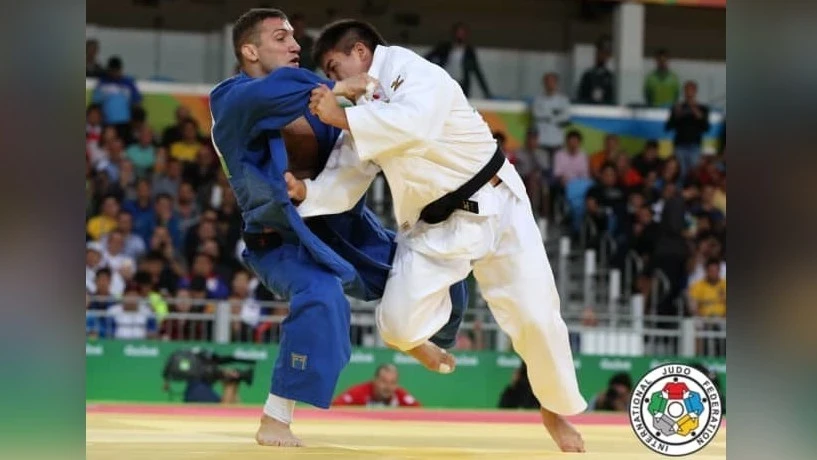 Олимпийский чемпион Масу Бейкер тренирует юных монгольских дзюдоистов из аймака Увс