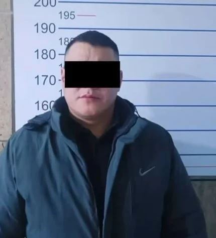 В Бишкеке пьяный водитель протащил инспектора УПСМ на капоте