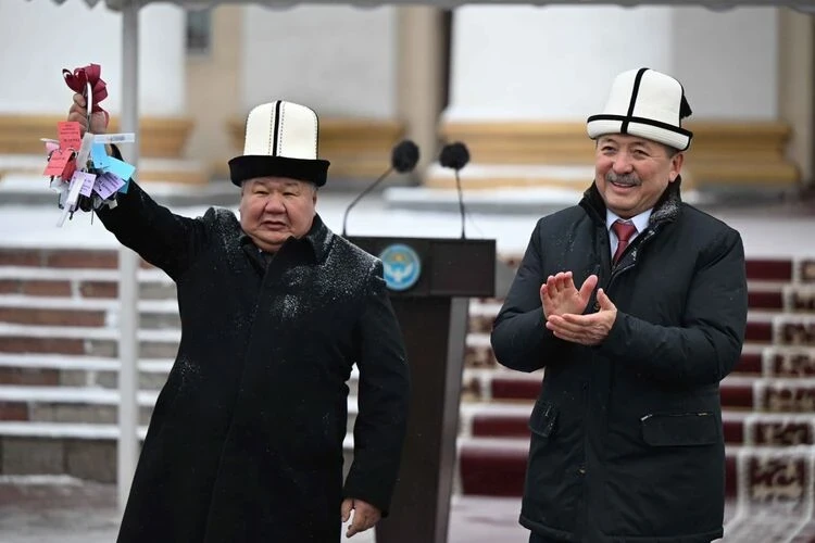 Энергетикам передали новую спецтехнику на 145,8 миллиона сомов