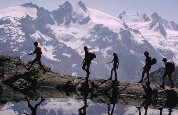 Адылбек Касымалиев поручил внедрить "цифровое окно" для туристов