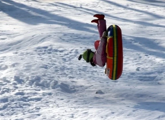 Почти 50 пострадавших за выходные. Врачи предупредили об опасности тюбинга