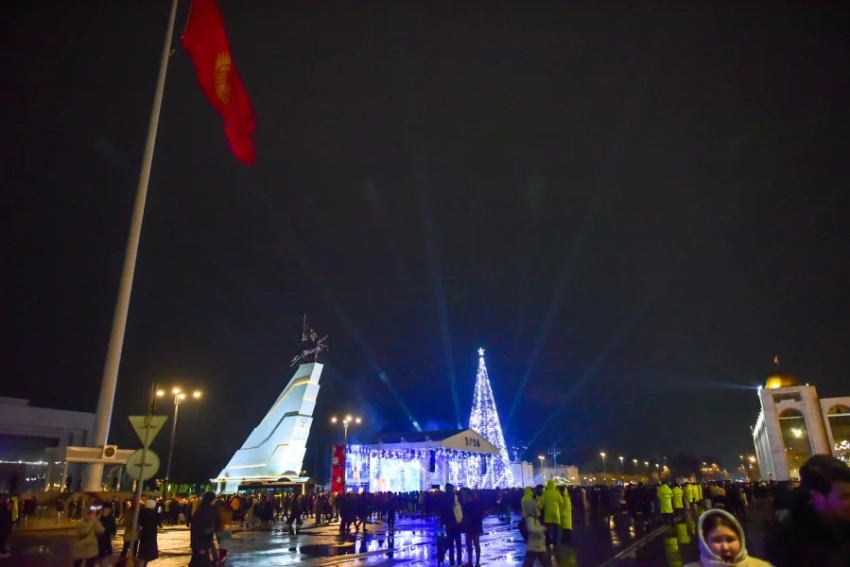 На площади Ала-Тоо в Бишкеке прошло празднование Нового года - фоторепортаж