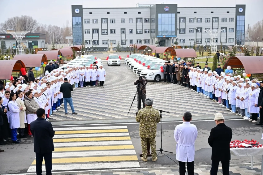 Камчыбек Ташиев передал 34 автомобиля Центру охраны материнства и детства
