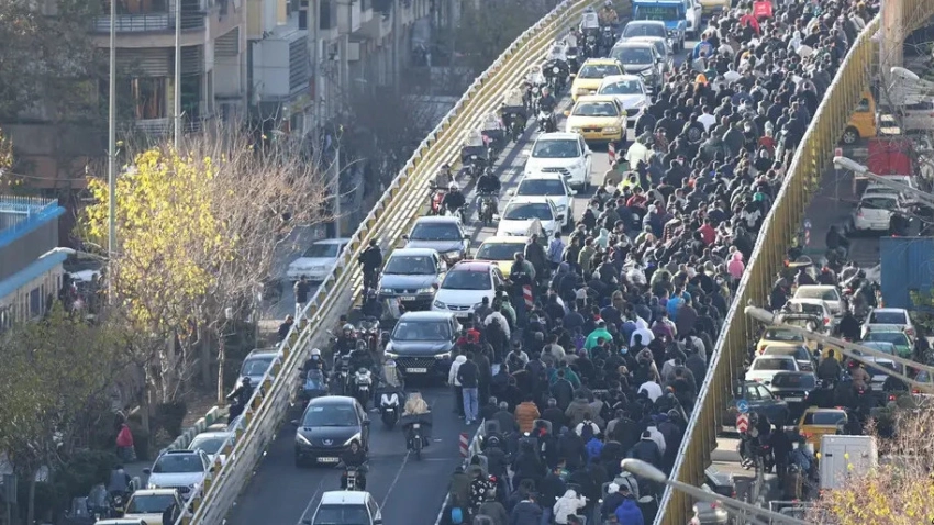 Несколько человек погибли в Иране во время протестов и столкновений с полицией