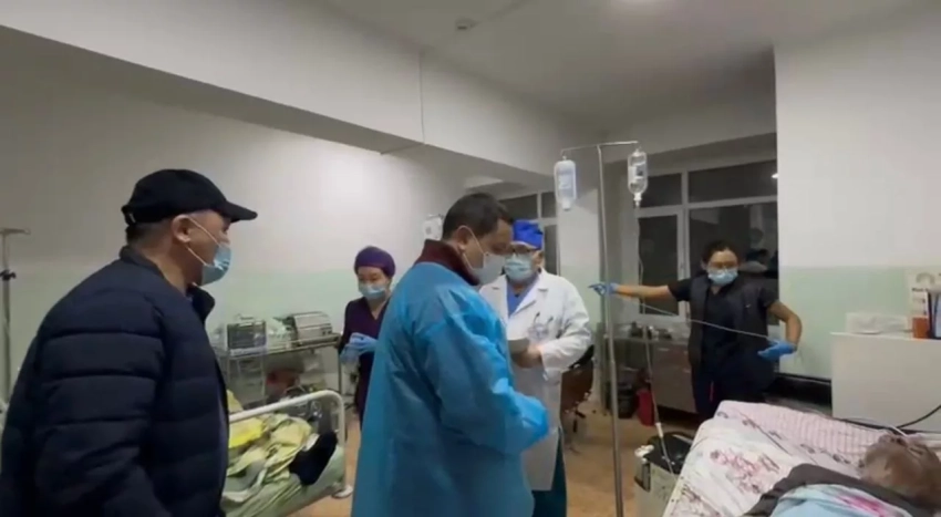 Министр здравоохранения Кыргызстана посетил пострадавших при пожаре в доме престарелых