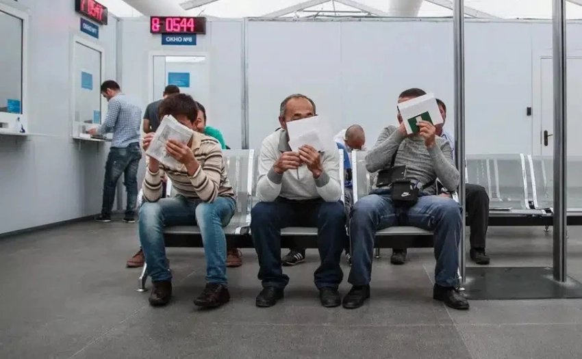 В России планируют штрафовать мигрантов за уклонение от медосмотра