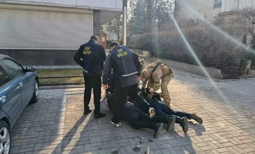 Лже-милиционеры похитили 10 тысяч долларов у кыргызстанца