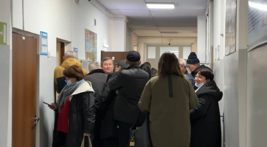 "Один бог знает, когда зайду". В ЦСМ Бишкека огромные очереди за справкой 083