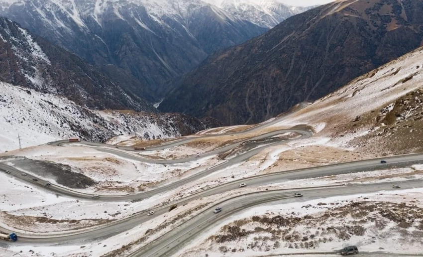 На горных дорогах Кыргызстана ожидаются лавины и гололед