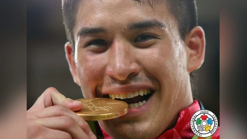 Олимпийский чемпион Масу Бейкер тренирует юных монгольских дзюдоистов из аймака Увс