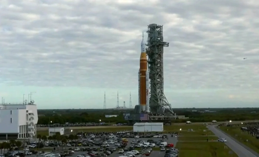 NASA готовит старт ракеты с астронавтами к Луне