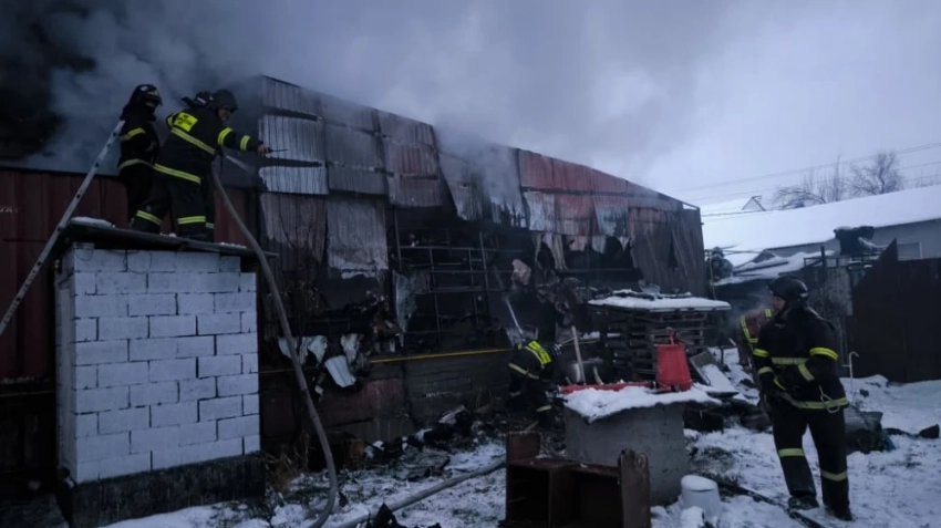 На СТО в Бишкеке произошел крупный пожар