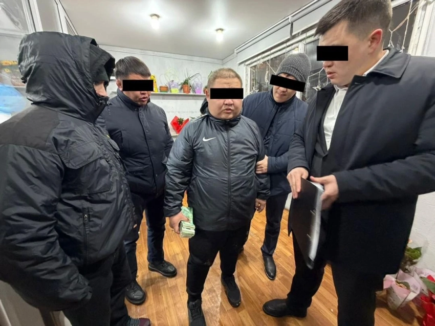 Сотрудник мэрии задержан по подозрению в вымогательстве одного миллиона сомов