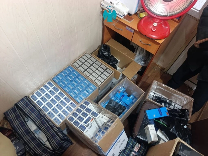 На рынке в Манасе обнаружили незаконную табачную продукцию на более 700 тыс. сомов