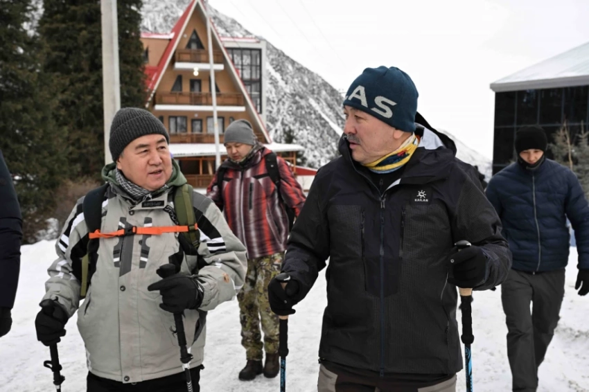 Глава кабмина Адылбек Касымалиев совершил горный поход в парке «Ала-Арча»