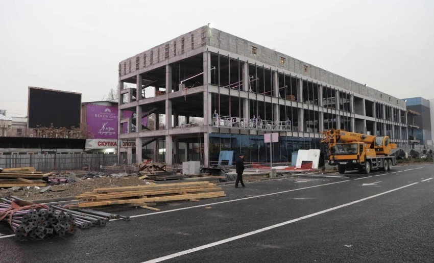 Где были госорганы?! Депутат возмущен незаконной стройкой в центре Бишкека