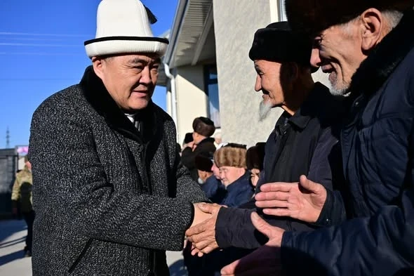 Камчыбек Ташиев помог сельскому молдо достроить дом в Сузакском районе