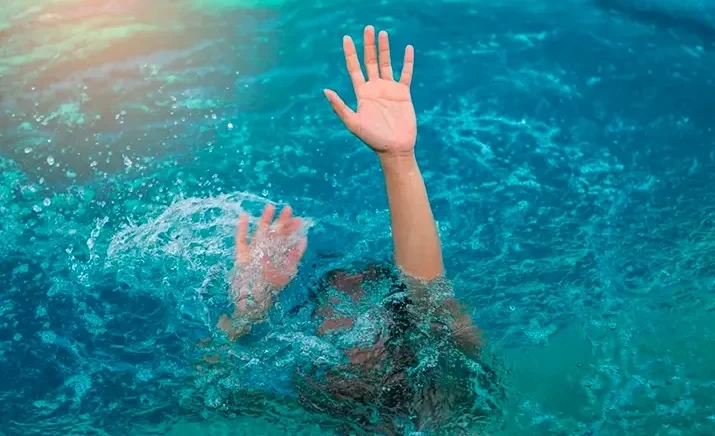 Родителей призвали не допускать детей к опасным водоемам