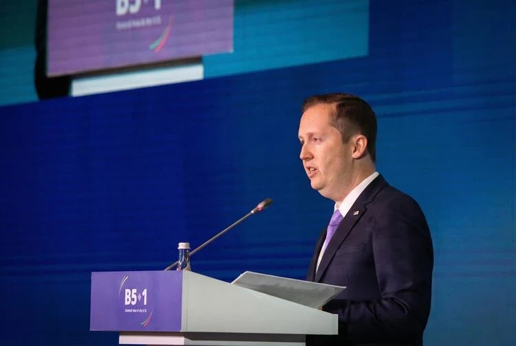 Спецпосланник Трампа объяснил причины ужесточения визовых правил для КР