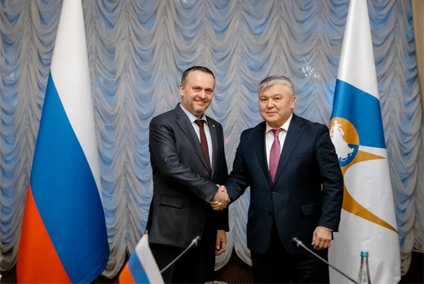 Цифровизацию контейнерных перевозок обсудили Арзыбек Кожошев и Минтранс России