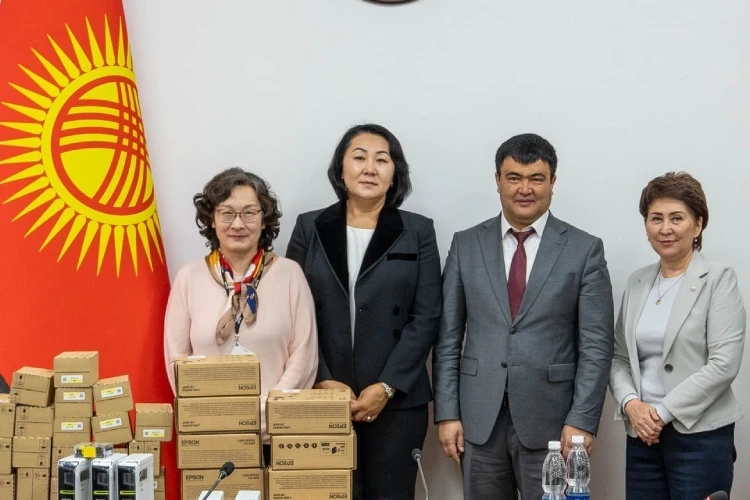 Больницам Кыргызстана передали 150 принтеров и 1 тысячу картриджей