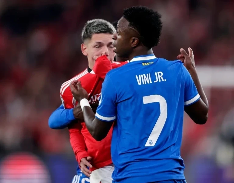 "Реал" бьет "Бенфику" в Лиссабоне при скандальном судействе