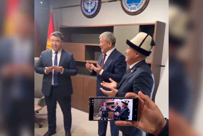 В Сети всплыло видео, как Акаева усаживают в кресло мэра города Ош