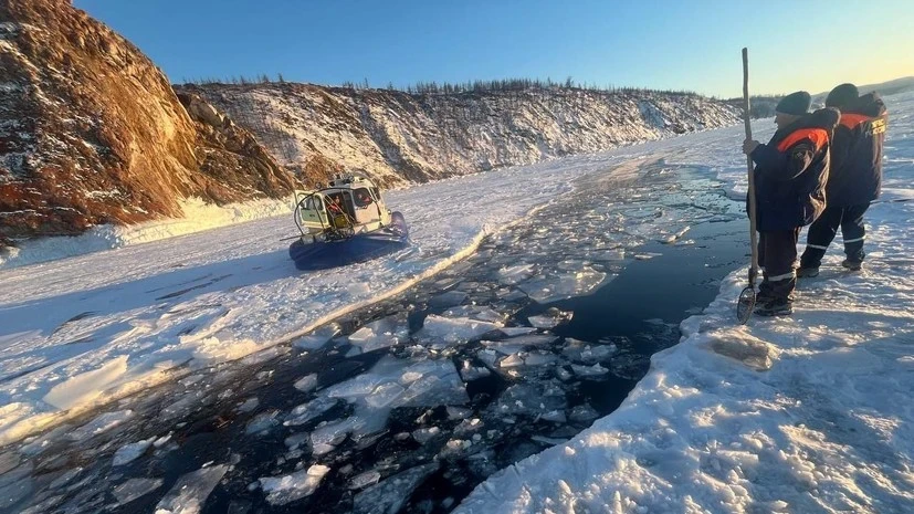 Автомобиль с группой китайских туристов утонул в Байкале: семь человек погибли