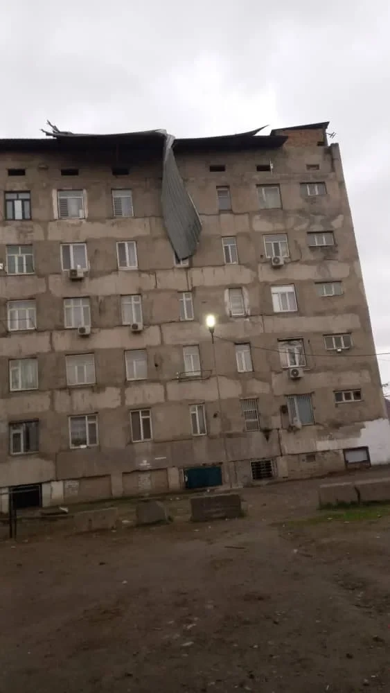 В Бишкеке сильный ветер сорвал крыши и повалил деревья