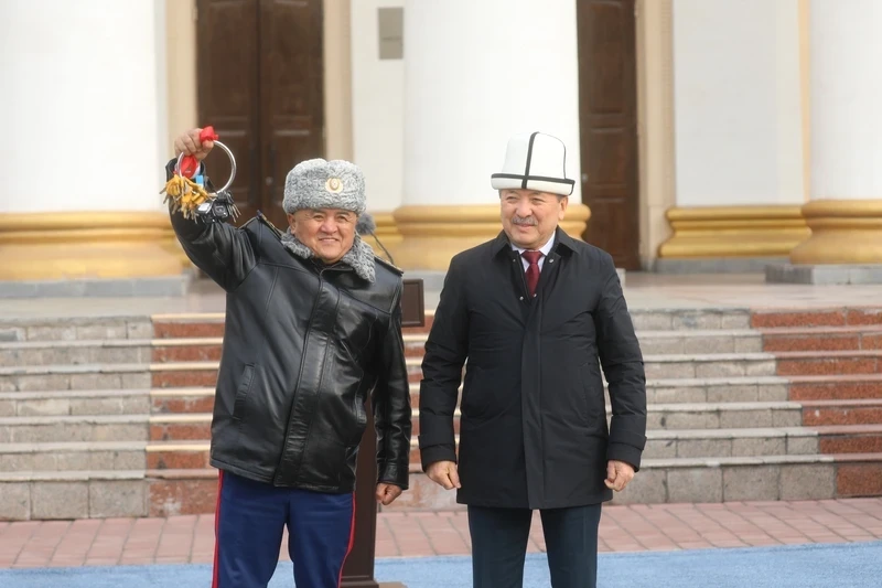 Адылбек Касымалиев вручил МЧС 116 единиц спецтехники