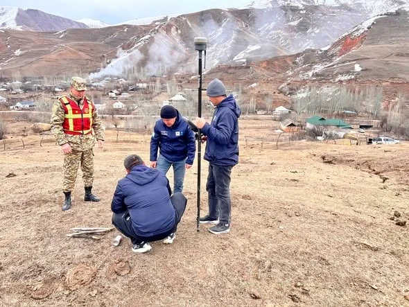 На жилой дом в Кара-Кульдже надвигается оползень