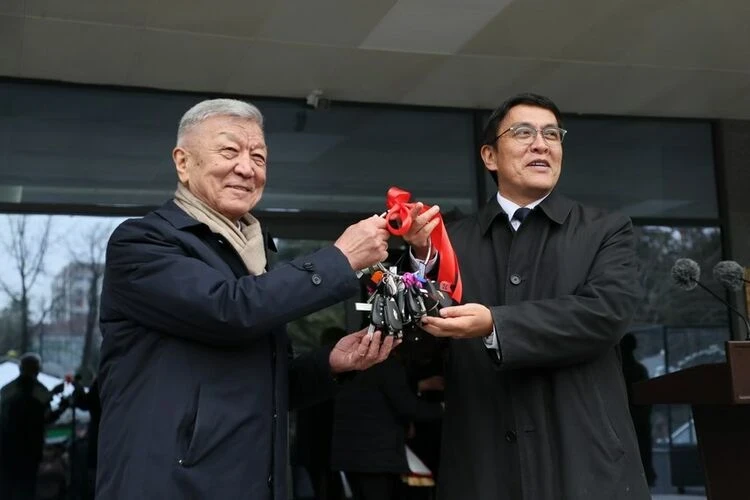 Национальной академии наук передали ключи от новых служебных автомобилей