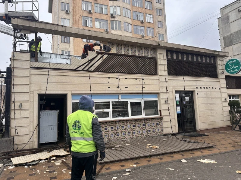 В Бишкеке частично демонтируют еще одно кафе