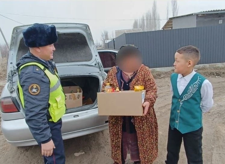 В Таласе милиция и школьники провели акцию добра