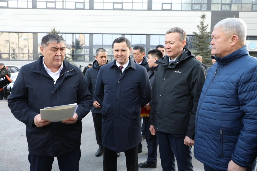 Медикам Нарынской области Камчыбек Ташиев вручил 20 новых автомобилей