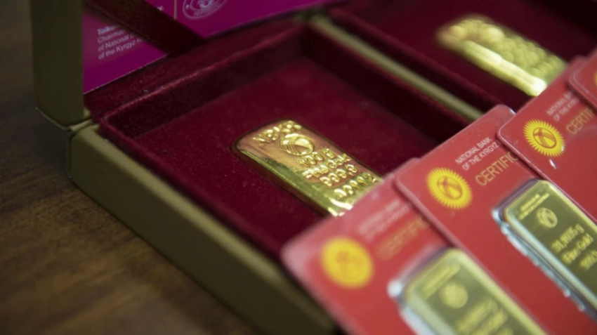 После обвала цен на золото кыргызстанцы бросились сдавать слитки в «Кыргызалтын»