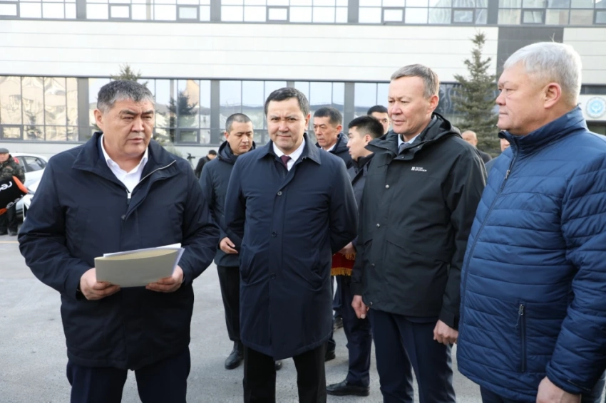 Ташиев вручил ключи от машин руководителям медучреждений Нарынской области. Фото