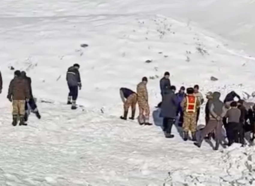 В Кара-Кульджинском районе идут поиски человека, оставшегося под снежной лавиной