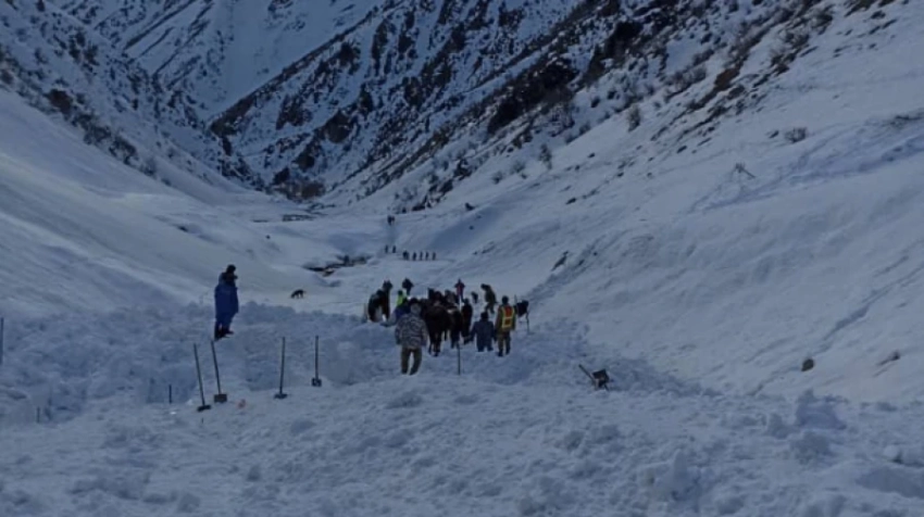 Спасатели нашли тело человека, оставшегося под лавиной в Ошской области