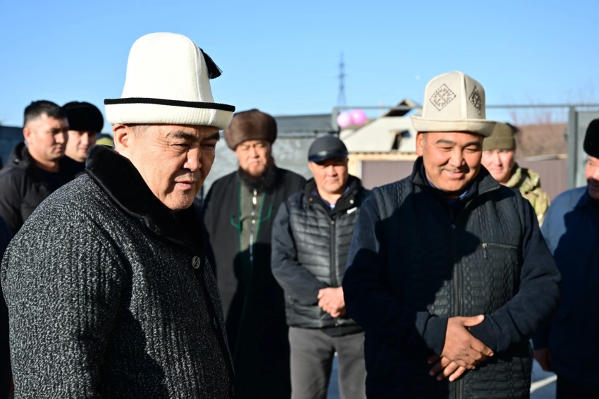 Камчыбек Ташиев помог сельскому молдо достроить дом в Сузакском районе