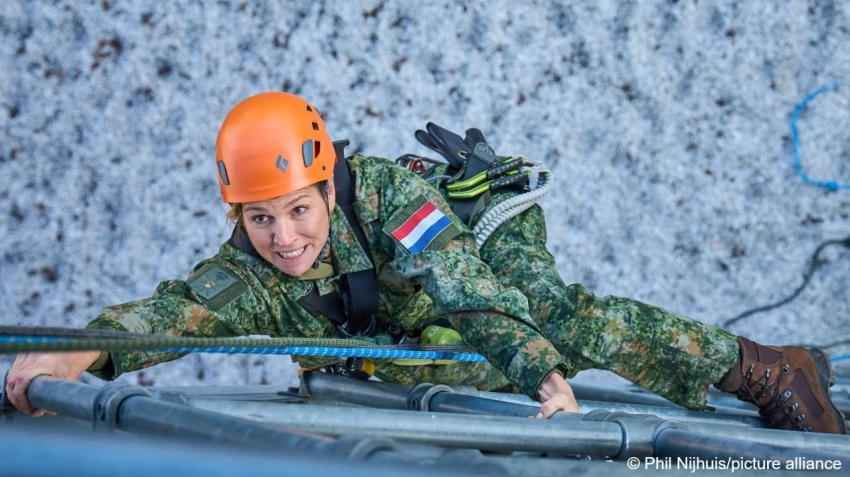 Королева Нидерландов стала резервисткой вооруженных сил страны